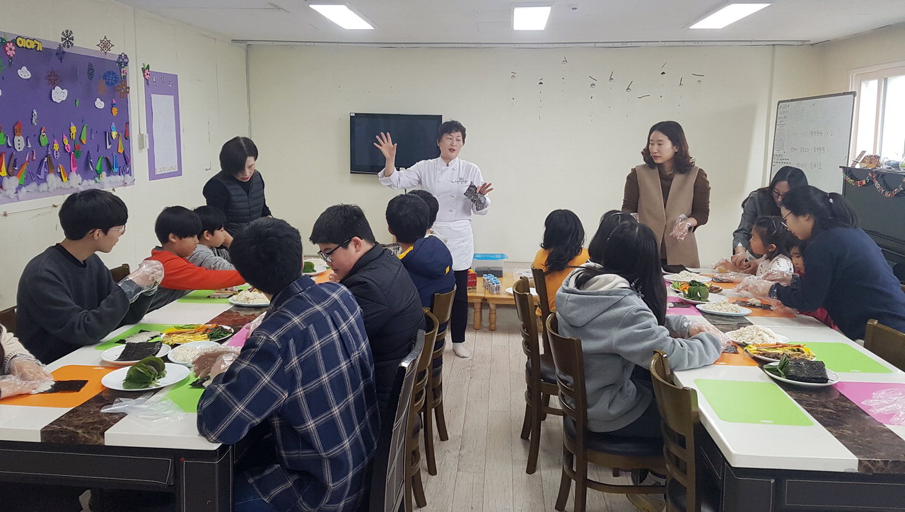 병천면 맞춤형복지팀과 행복키움지원단이 22일 관내 저소득 취약계층 아동 29명이 참여한 가운데 요리체험교실을 운영했다. /천안시 제공