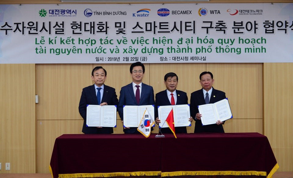 한국수자원공사는 8개 공공기관과 지난 22일 서울시 대학로에서 '공공기관의 사회적 가치 확산을 위한 협약'을 체결했다. / 수자원공사