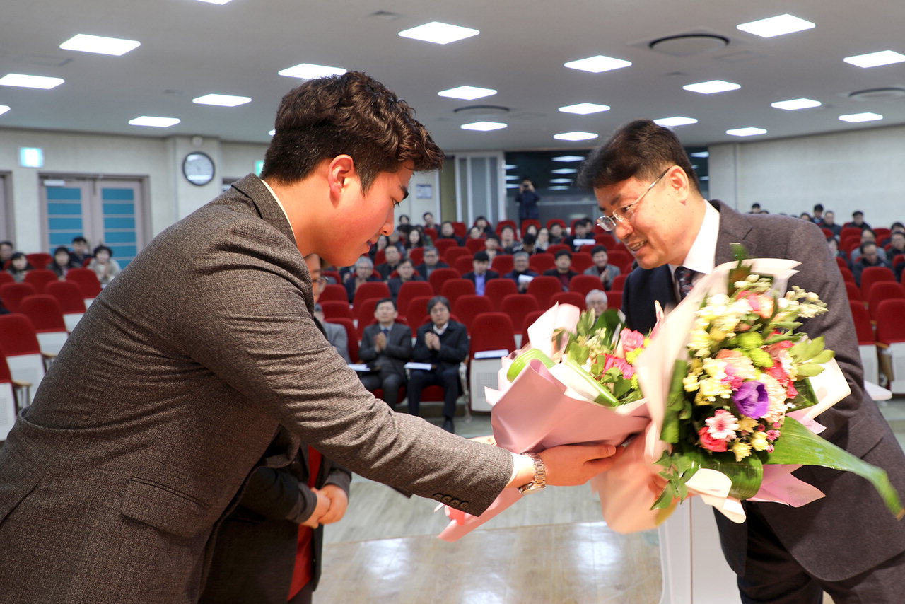 송승호(오른쪽) 충북보건과학대학교 제4대 총장이 25일 취임해 유주현 총학생회장에게 꽃다발을 받고 있다./ 보과대