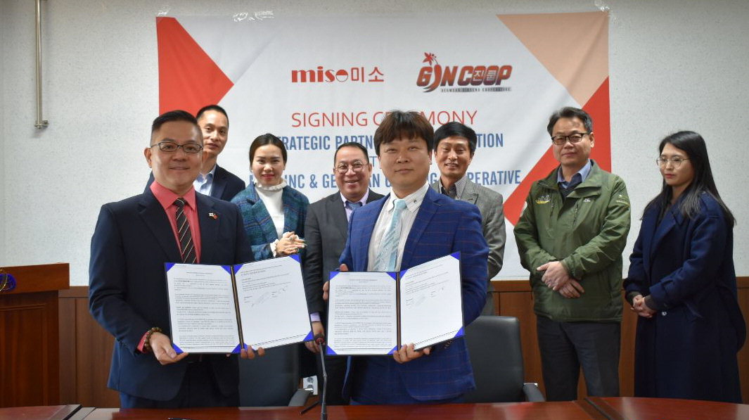 금산진행협동조합과 베트남 유통업체인 미소 잉크 유한책임회사가 수출계약을 체결하고 있다. / 금산군