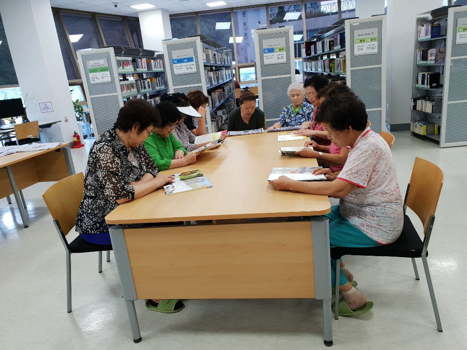 평생학습센터에서 한글을 배우는 할머니들/단양군 제공