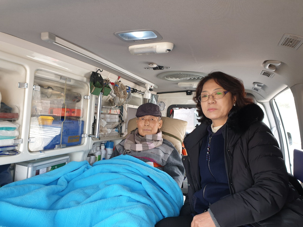 이인선 씨가 응급차량 안에서 부인과 함께 아들의 졸업식을 지켜보고 있다.