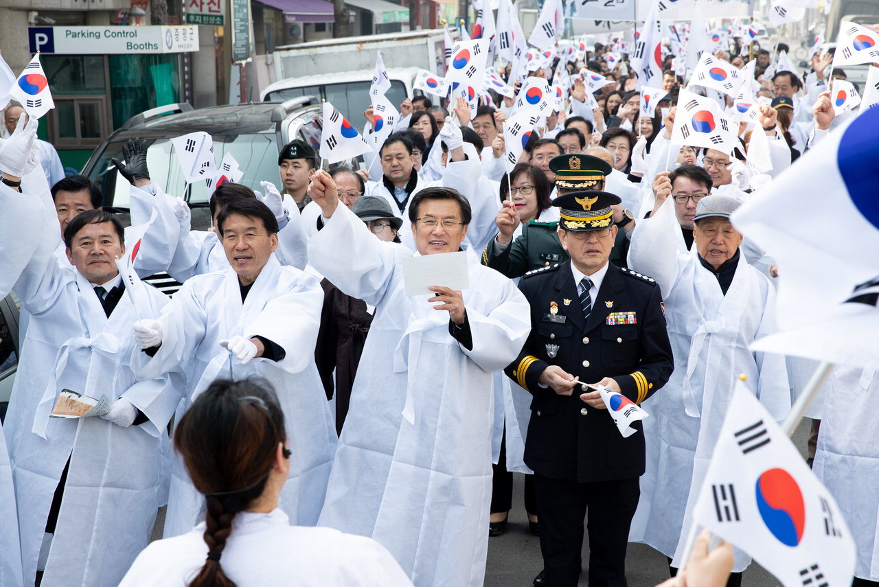 홍성열 군수와 주민들이 지난 1일 열린 3.1 만세운동 시가지 행진에서 독립만세를 외치고 있다.
