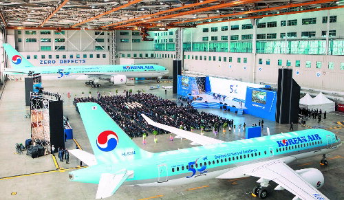 대한항공 임직원 1천500여명이 지난 4일 서울 강서구 공항동 본사 격납고에서 창립 50주년 기념식을 자졌다