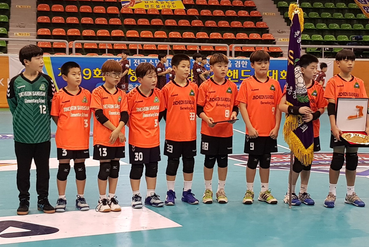 진천군 상산초 핸드볼팀이 지난 7일 열린 전국소년체전 1차 선발전에서 우승을 차지했다./교육청