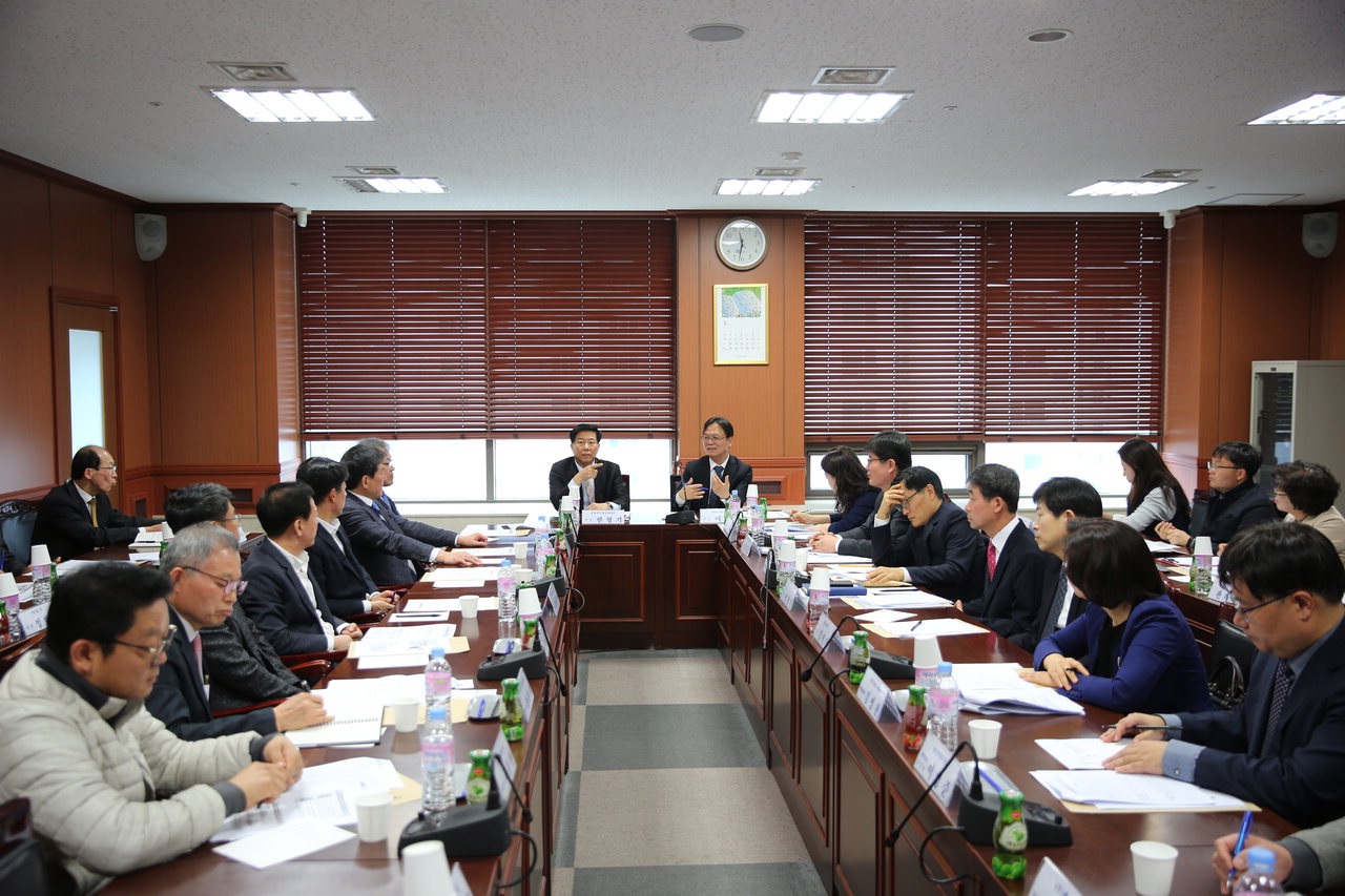 대전국세청은 지난 11일 충남북부상공회의소 회원들과 상공회의소에서 세정 간담회를 개최했다. / 대전국세청