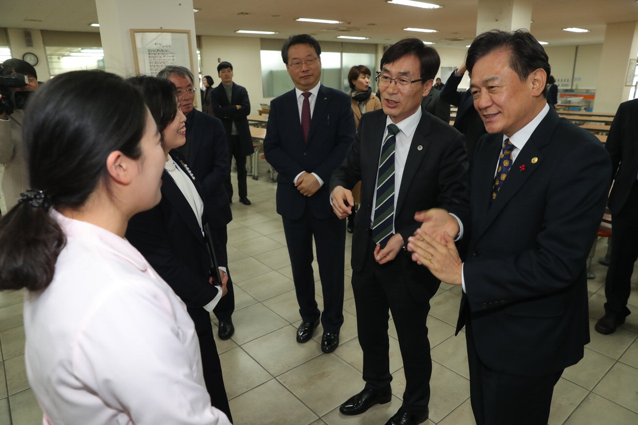 김항섭 청주부시장이 12일 청주고등학교 무상급식 현장을 방문했다.