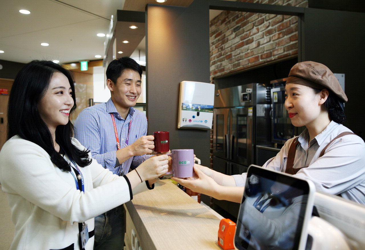 삼성디스플레이 직원이 사내 카페에서 머그컵을 사용하며 사내 환경보호 캠페인  'eco人'에 참여하고 있다. 삼성디스플레이