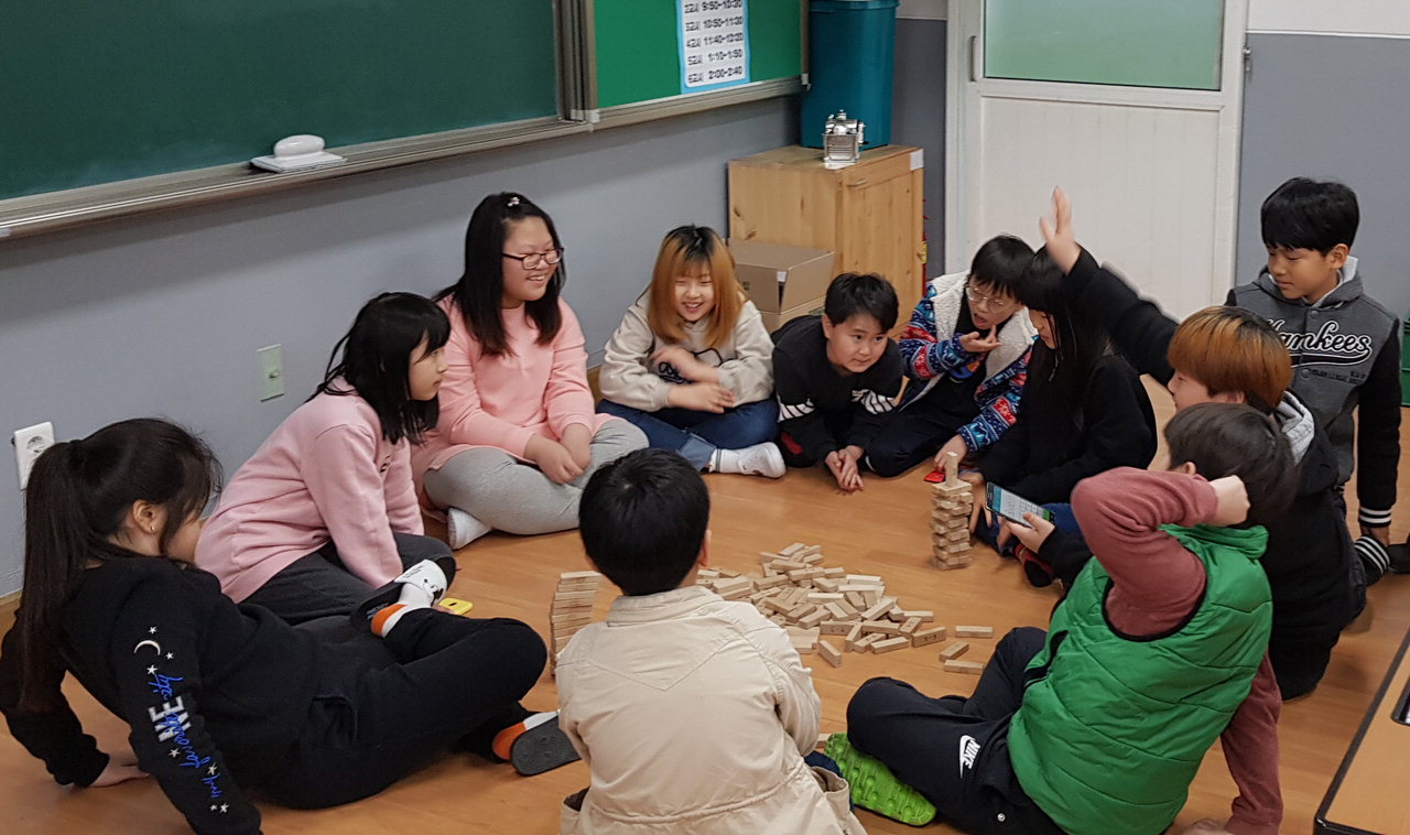 영동초등학교는 11일부터 14일까지 '파이(원주율)의 날'을 기념해 '파이(π)'와 관련된 수학 행사를 펼쳤다. / 영동초