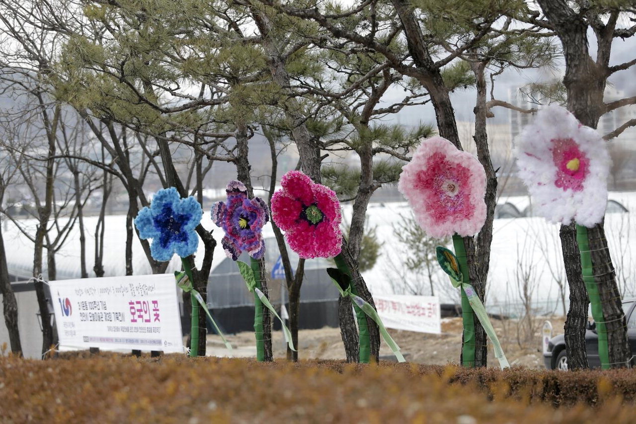 지난 2월 28일부터 3월 6일까지 병천 유관순열사 사우 앞 열사의 거리에 전시된 ‘호국의 꽃’ 오늘미술관 제3회 전시 모습./천안시 제공