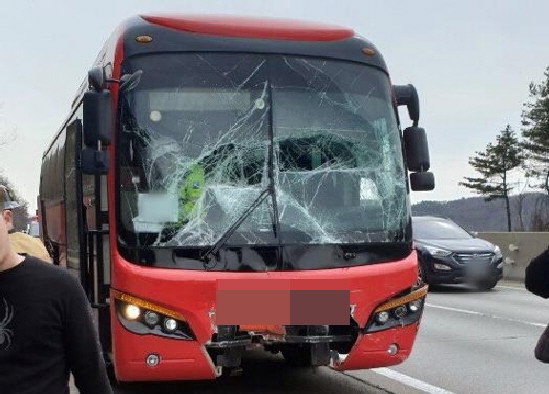 앞서 가던 관광버스를 추돌한 버스 사진. /진천소방서