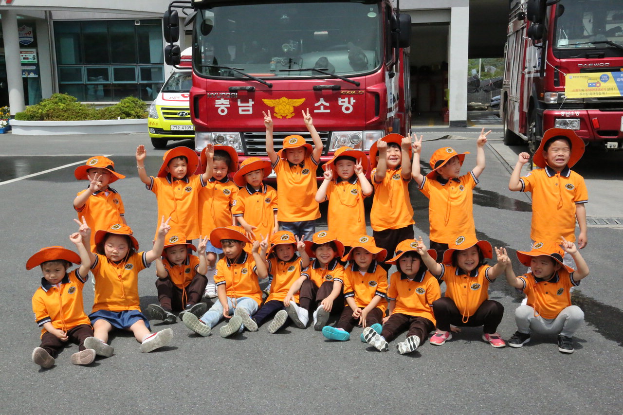 한국119소년단에 참여한 유치원생들이 소방안전 교육을 받고 기념촬영을 하고 있다. / 금산소방서