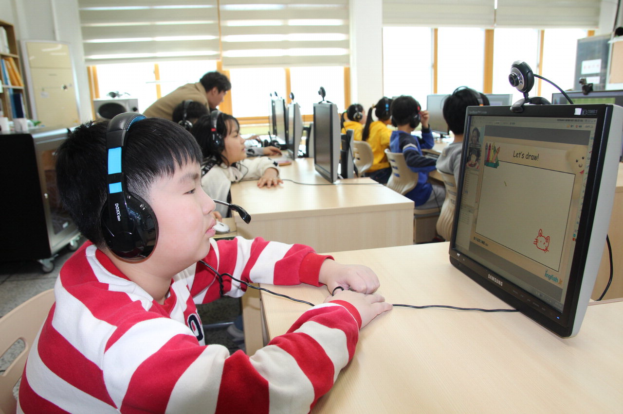 보은 수한초 어린이들이 더존 ICT그룹의 사회공헌프로그램인 'Red Heart Project' 사업을 통해 원어민 화상영어교육을 받고 있다. / 보은교육청 제공