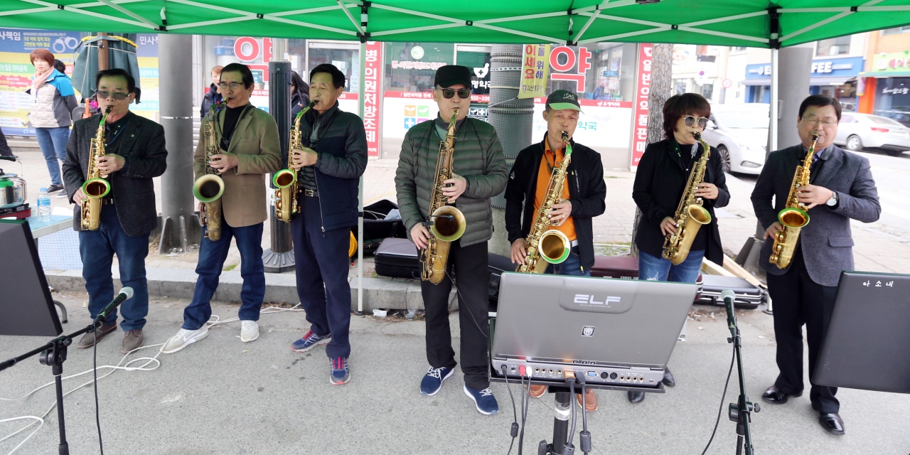 괴산군 봉사단체 아소내 회원들이 충북역전마라톤 참가 선수·임원들을 응원하는 색소폰 연주를 하고 있다. /신동빈