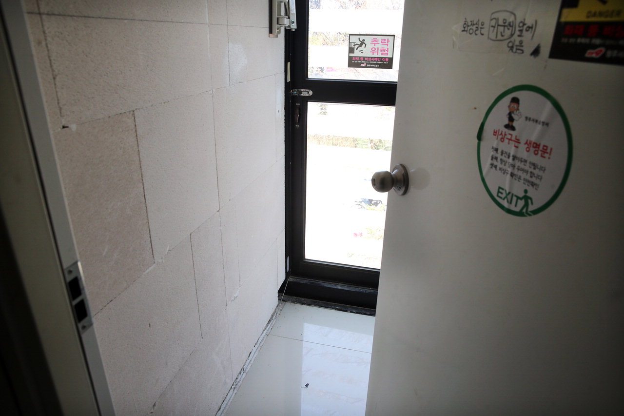노래방 추락사고가 발생한 비상구 밀실공간은 2개의 문으로 이루어져 있으며 가로·세로 폭이 1m 남짓이다. /신동빈<br><br>