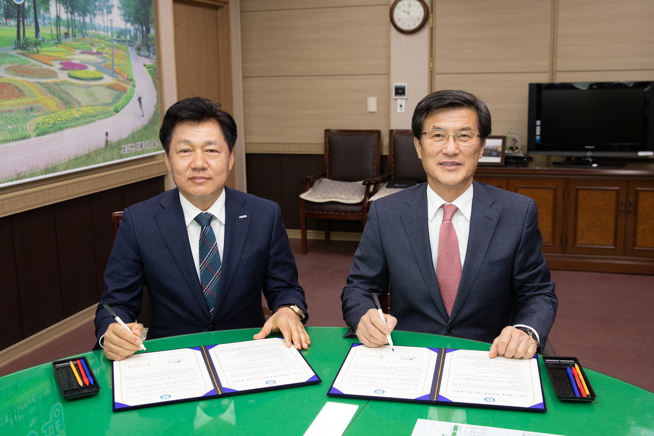 홍성열 증평군수와 박규식 부강이엔에스(좌)는 27일 태양광 발전설비 나눔사업 협약을 맺었다./증평군
