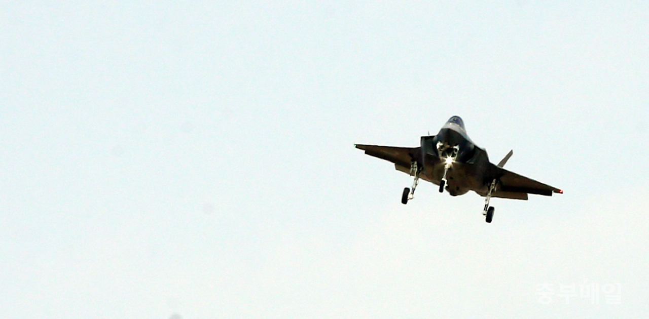 대한민국 공군의 첫 스텔스 전투기인 F-35A 1대가 29일 오후 2시 30분께 청주시 청원구 내수읍 제17전투 비행단 공군기지로 착륙하고 있다./신동빈