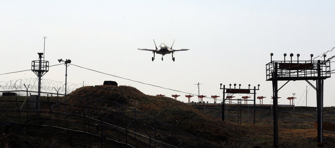 대한민국 공군의 첫 스텔스 전투기인 F-35A가 29일 오후 2시 35분께 청주시 청원구 내수읍 제17전투 비행단 공군기지로 착륙하고 있다. /신동빈