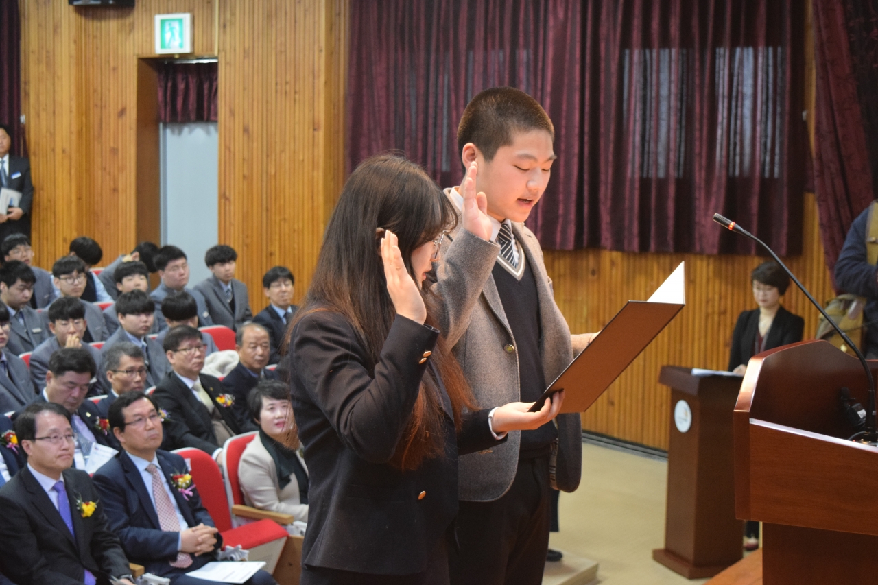 2019충북기능경기대회 개막식에서 선서문을 읽고 있는 학생들.