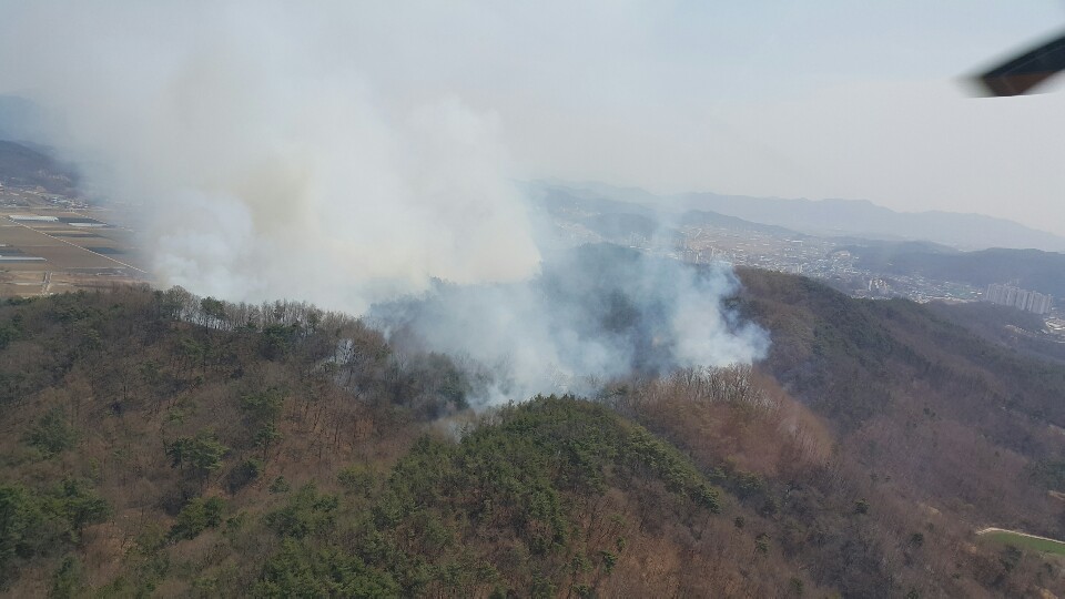 4월 8일 낮 12시4분 충북 보은군 보은읍 장속리 야산에서 산불이 발생해 연기가 나고 있다. / 충북도 제공