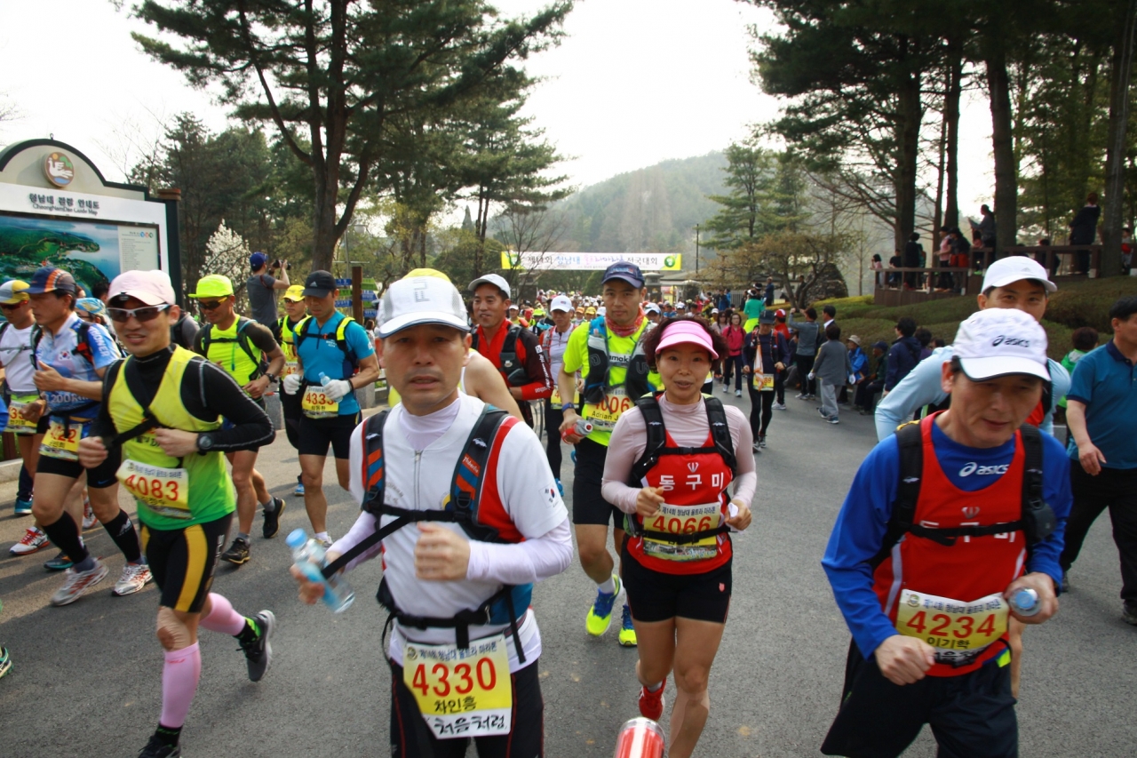 대청호반 100㎞를 달리는 '청남대울트라마라톤대회' 모습. / 충북도 제공