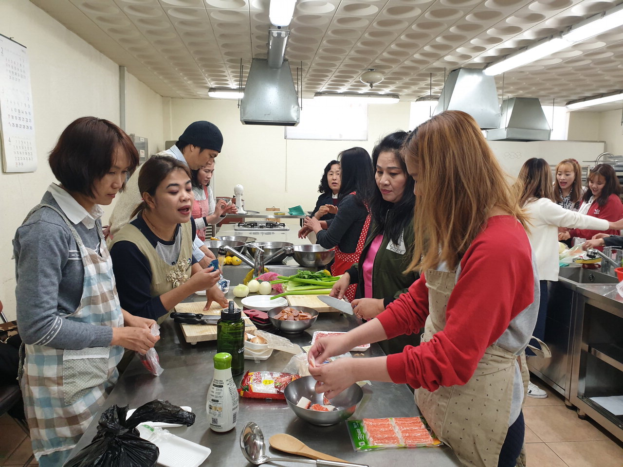 영동군다문화가족지원센터가 생활 요리교실을 운영하고 있다. / 영동군