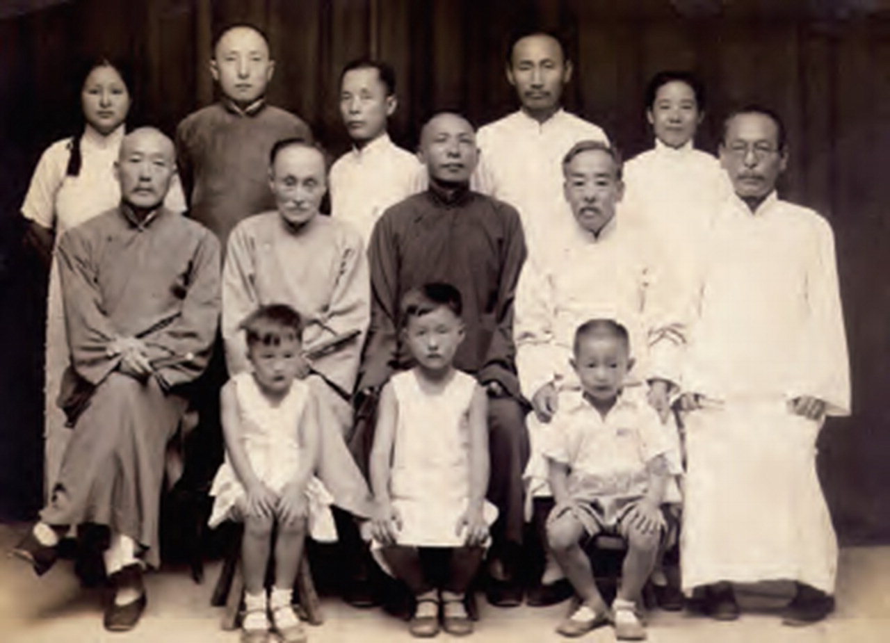 대한민국임시정부 전장 시절(1936년) 사진,뒷줄 왼쪽 첫 번째 연미당, 옆 남편 엄항섭, 어린이는 2남4녀 자식이다.
