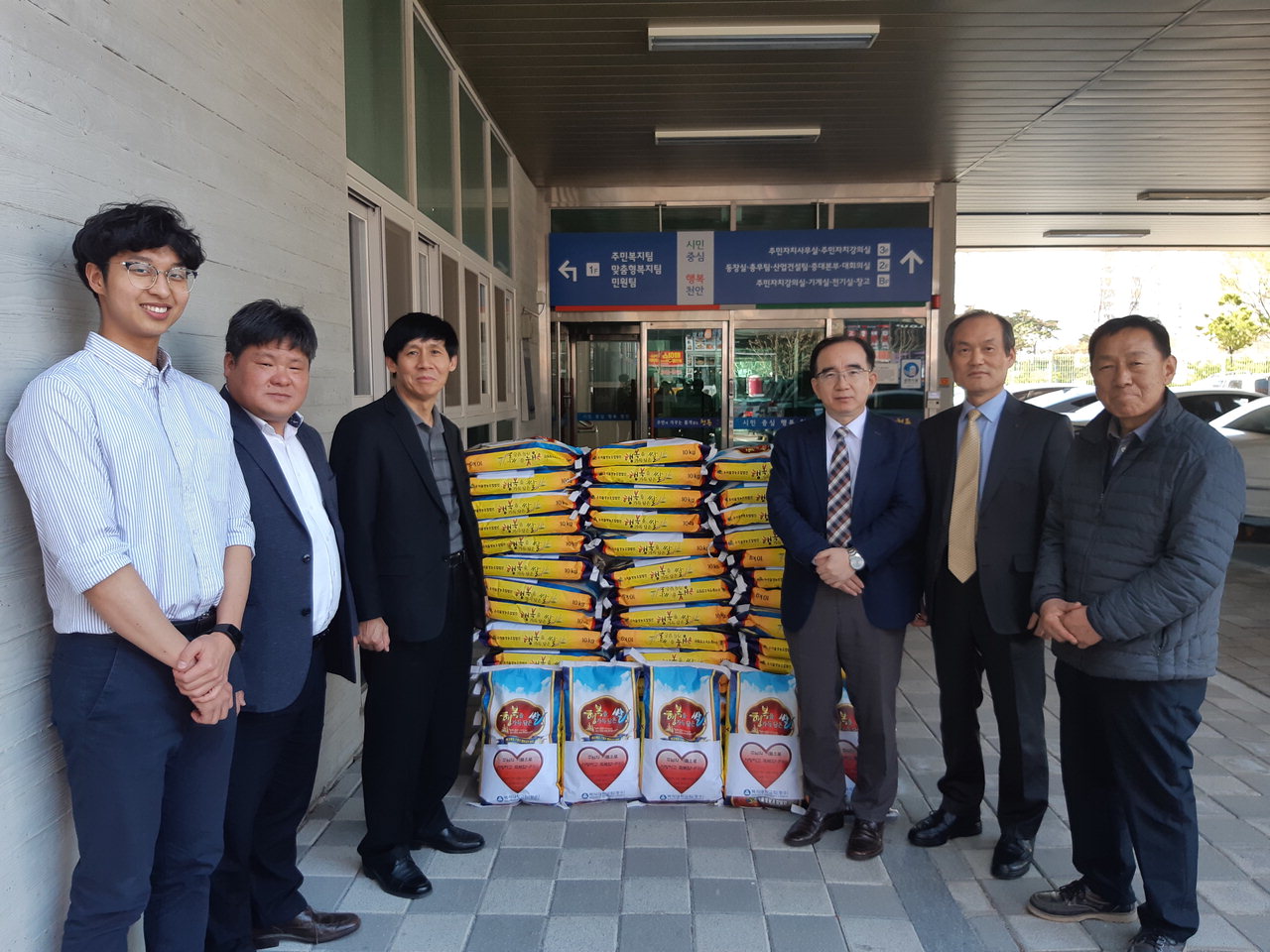 청수백석대학교회(담임목사 이장형)가 12일 청룡동 행정복지센터를 방문해 지역 저소득층을 위한 백미(10kg) 50포를 기부했다. /천안시 제공