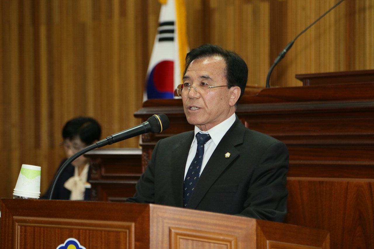 김용래 의원이 12일 267회 영동군의회 임시회에서 군정 질의를 하고 있다. / 영동군의회