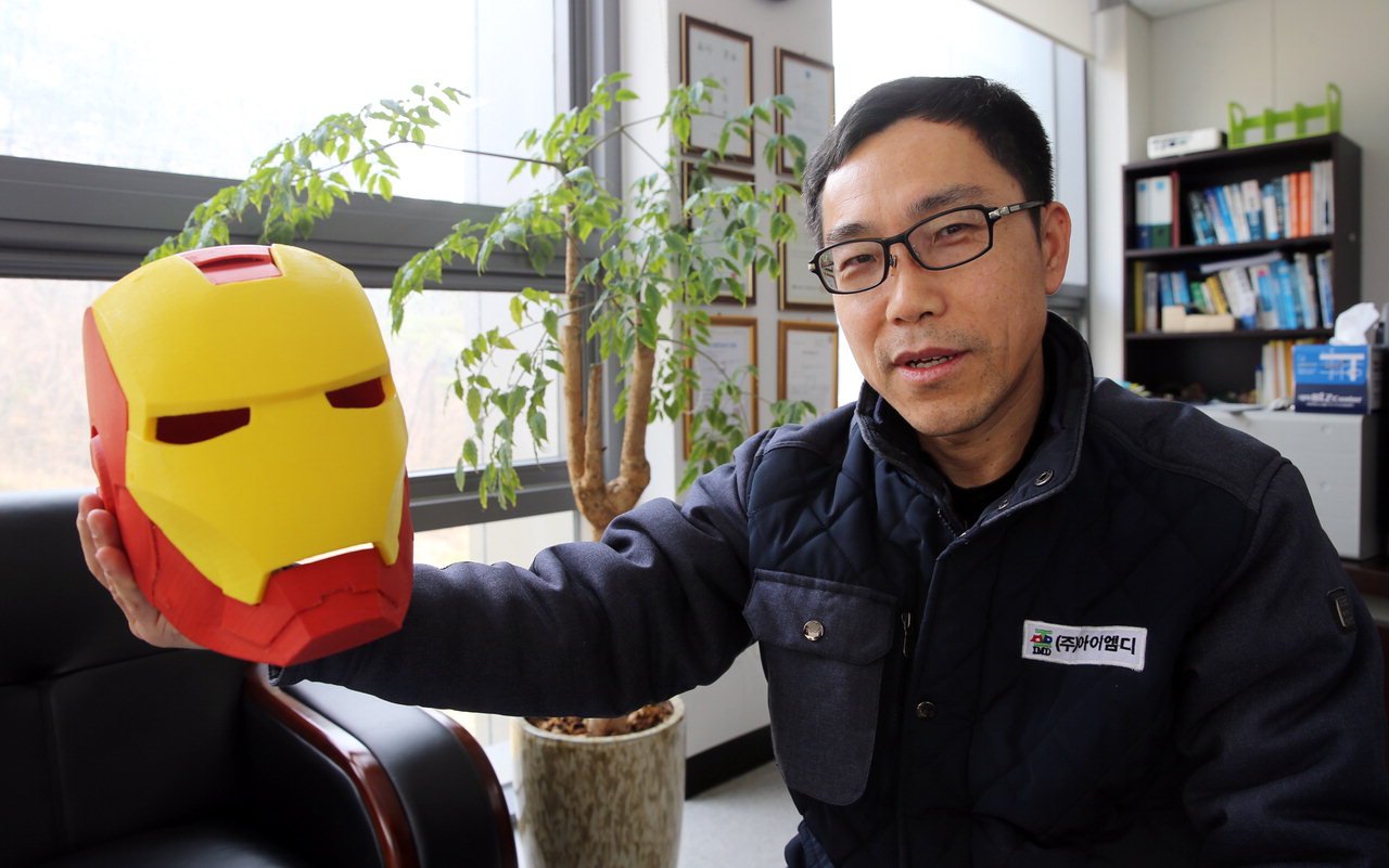 김용구 아이엠디 대표가 3D프린터를 활용해 개발한 아이 두상 맞춤 헬멧에 대해 설명하고 있다. /신동빈