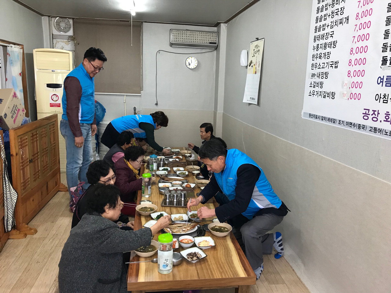 맛난-Day 사업으로 배려계층에게 점심을 제공하는 모습
