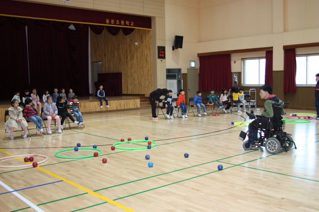 용문초 학생들이 지체장애인 경기종목인 보치아를 체험하고 있다. / 금산교육지원청