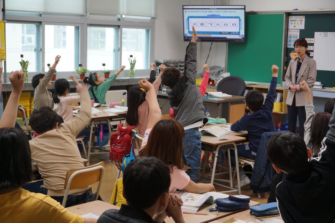 지난 19일 상산초등학교(교장 김정현)에 열린 학부모 공개수업에서 학생들이 자기 주장을 발표하고 있다./상산초