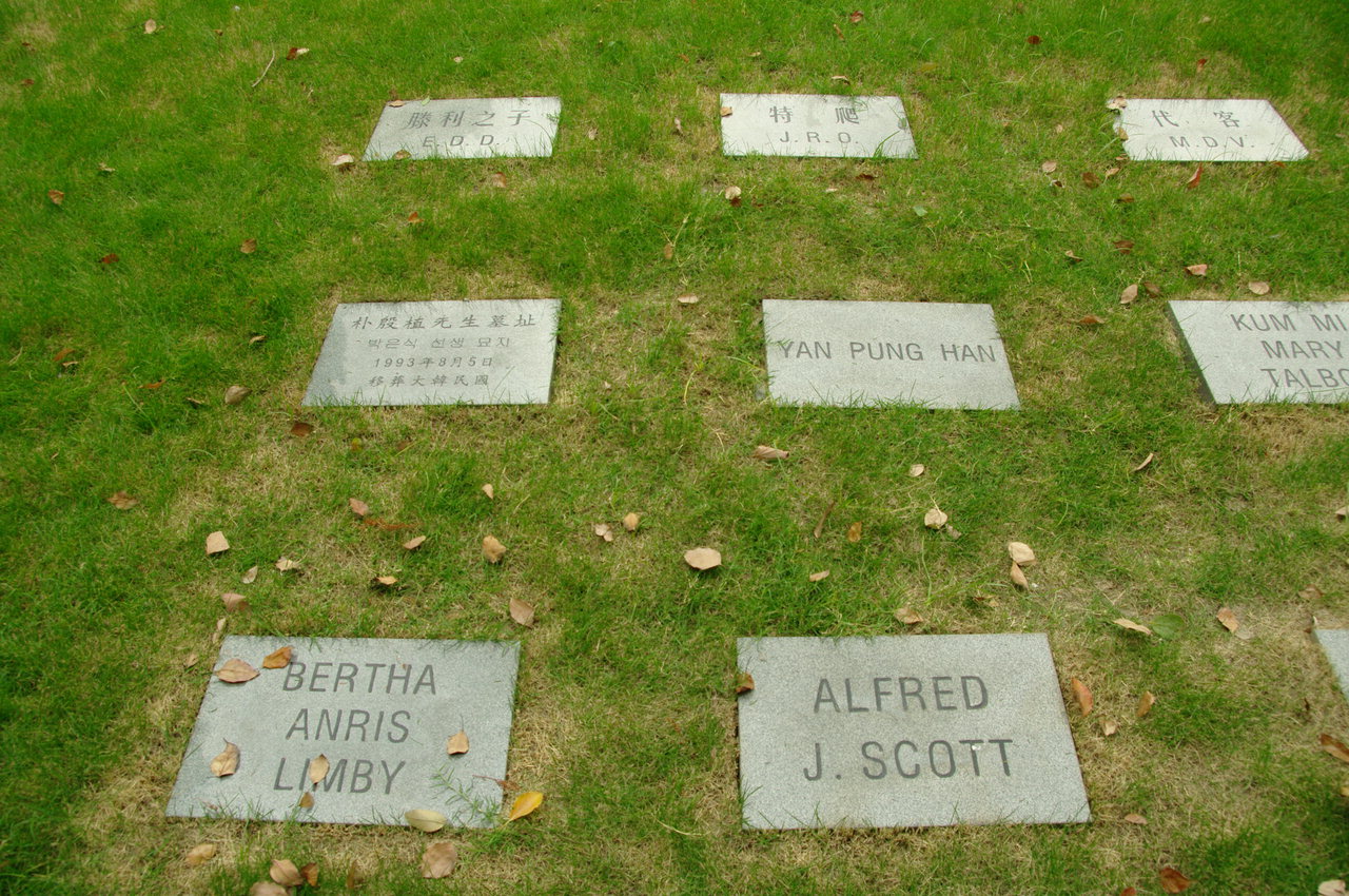 상하이 송경령능원 외국인 묘역에 있는 연병환 묘비(바로 왼쪽이 박은식 묘비이다).<br>