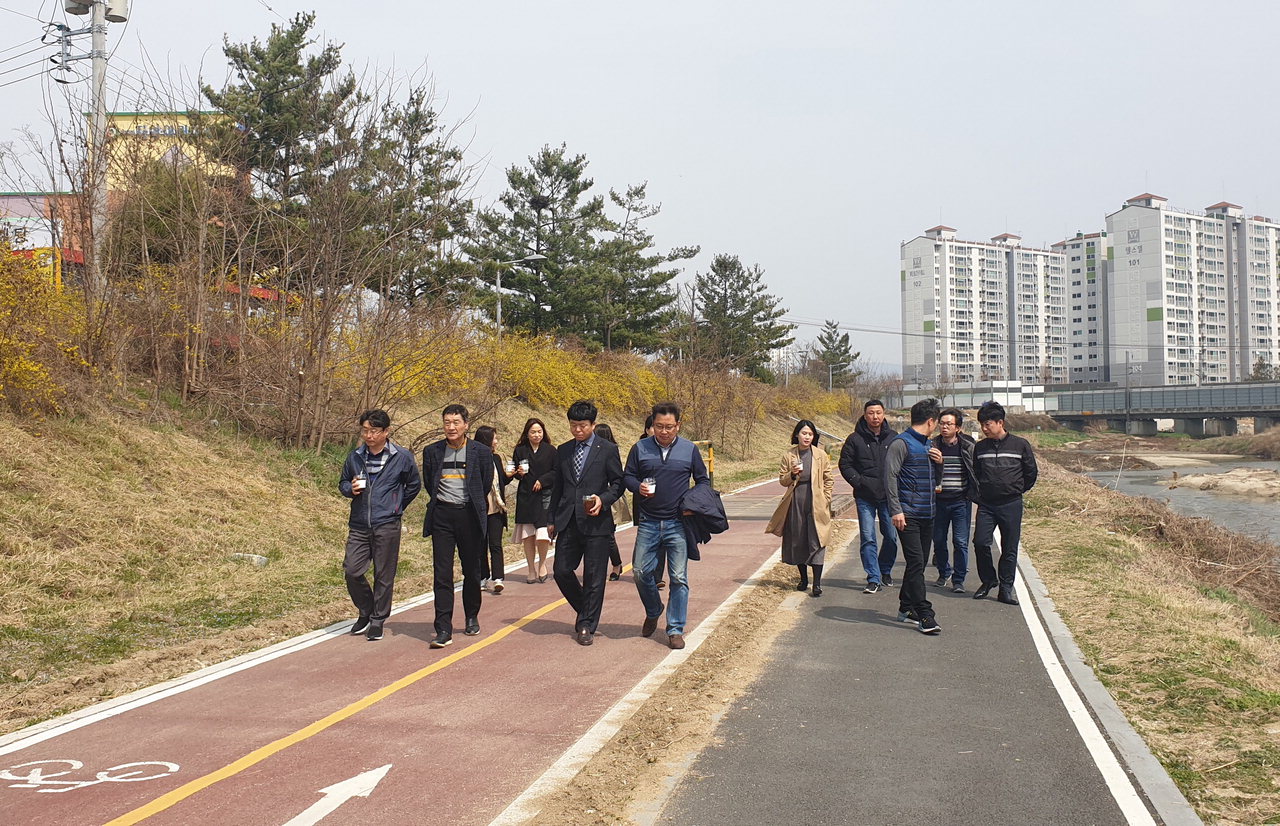 천안시 맑은물사업소가 지난 3월 13일부터 4월 24일까지 7회에 걸쳐 ‘천안천 산책 소통데이(day)’ 행사를 진행한 가운데 직원들과 간부들이 천안천에서 담소를 나누고 있다./천안시 제공