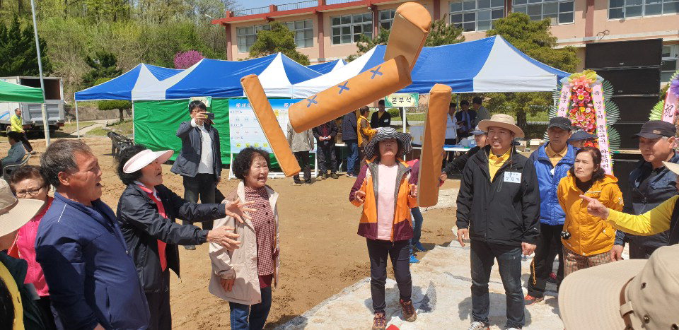 제21회 용산면민 화합대회가 27일 용문중학교에서 열려 주민 화합을 다졌다. / 영동군