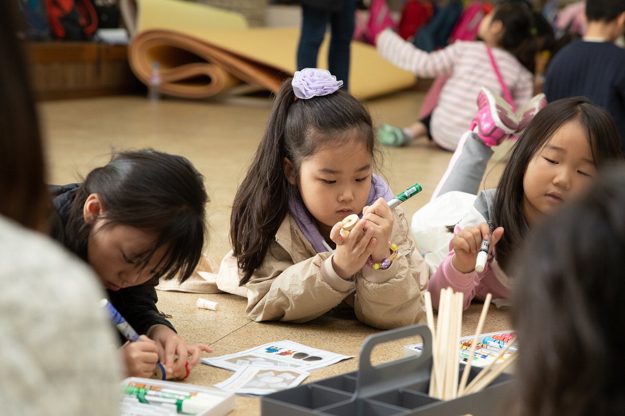 지난 24일부터 26일까지 증평민속체험박물관에서 열린 장난감과 함께 하는 시간 여행 프로그램에서 아아들이 장남감을 만들고 있다./증평민속체험박물관