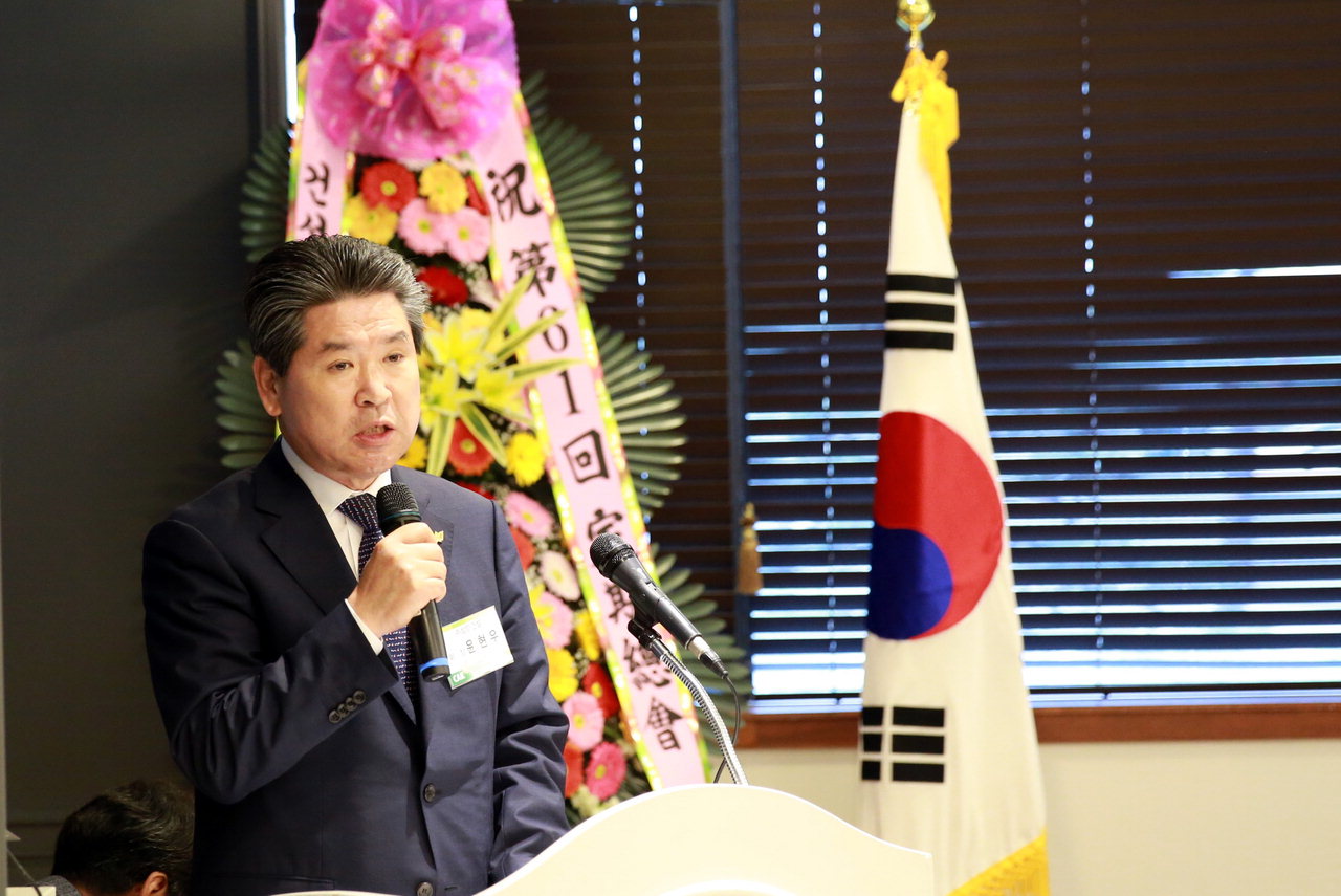 윤현우 회장이 회장 수락연설을 하고 있다.