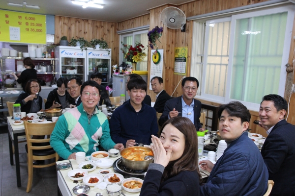 충북농협은 임직원들은 26일 '상생외식읠 날'로 정하고 인근 성화동 식당가에서 점심식사를 했다. /이완종