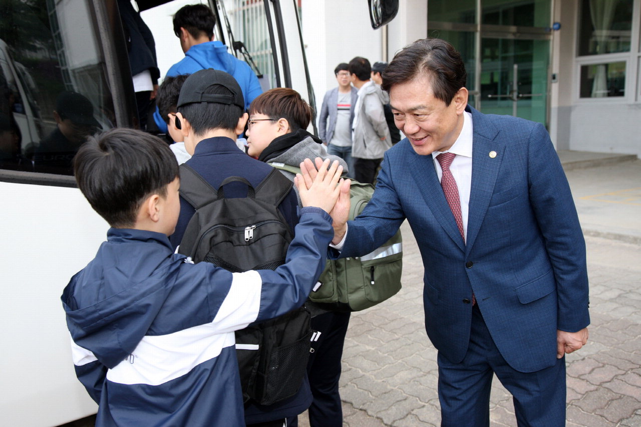 김병우 교육감이 29일 오전 7시 40분 봉정초등학교를 방문해 수학여행을 떠나는 학생들과 인사를 하고 있다. / 충북도교육청 제공