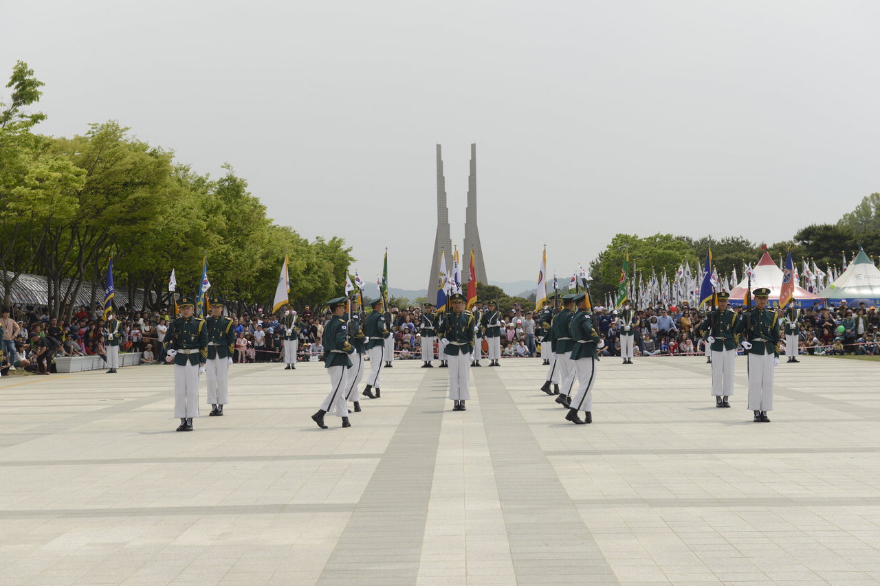 독립기념관 어린이날 기념행사에서 국군의장대의 의장시범이 진행되고 있다. 독립기념관