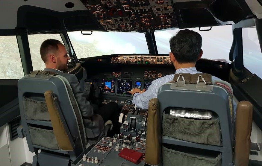 보잉 737NG 비행훈련장치를 최진국 항공운항학과 교수가 최종 점검하고 있는 모습/극동대