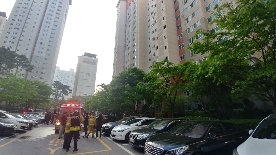 2일 오전 4시 15분께 청주시 서원구의 한 아파트 3층에서 불이나 한 명이 숨졌다. /서부소방서 제공