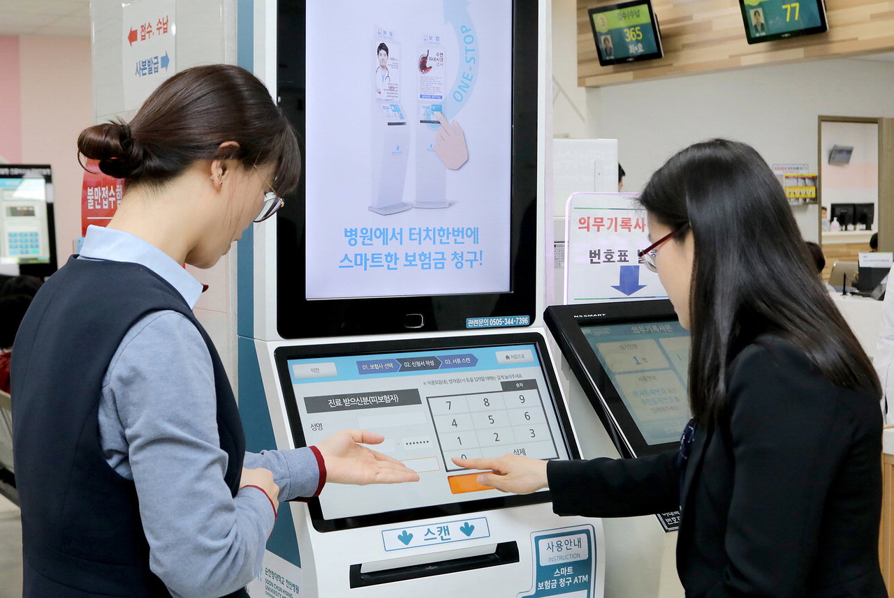 순천향대병원 이용객이 무인자동화기기(ATM)로 보험금을 청구하고 있다.  순천향대병원 제공