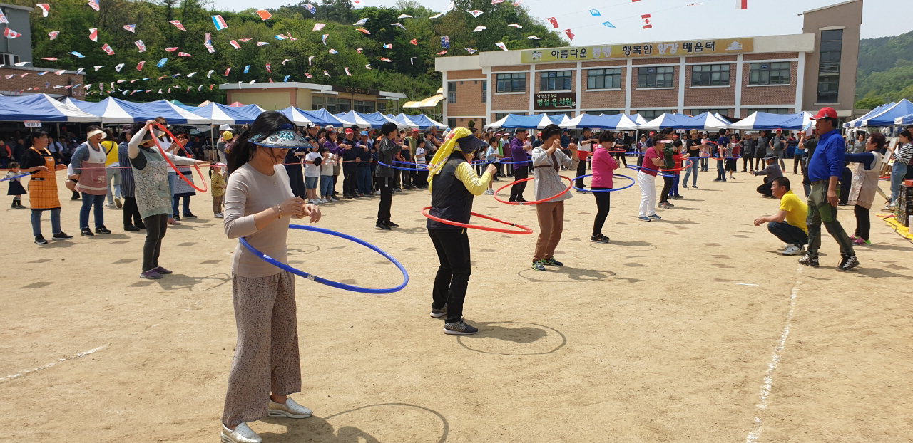 제17회 양강면 주민화합체육대회가 지난 4일 양강초등학교 운동장에서 열렸다. 영동군 제공