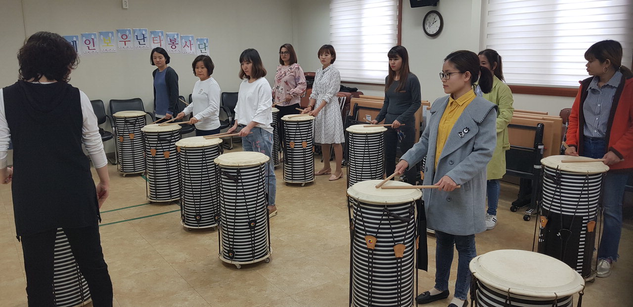 증평군가족센터 소속 레인보우난타봉사단은 지난 3일 다문화여성을 초청해 공연을 펼쳤다./센터 제공