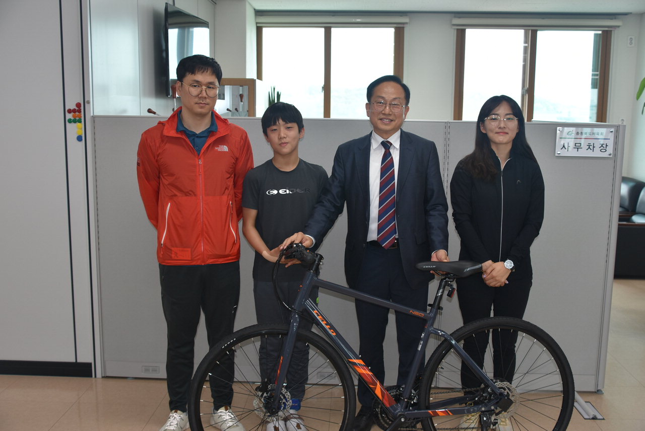 충북체육회가 김민석(왼쪽에서 두 번째) 학생에게 희망자전거를 전달하고 있다. /충북체육회 제공