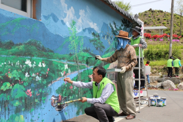충북농협은 9일 진천군 보련마을 일원에서 '깨끗하고 아름다운 농촌마을 가꾸기'행사를 진행했다. /충북농협 제공