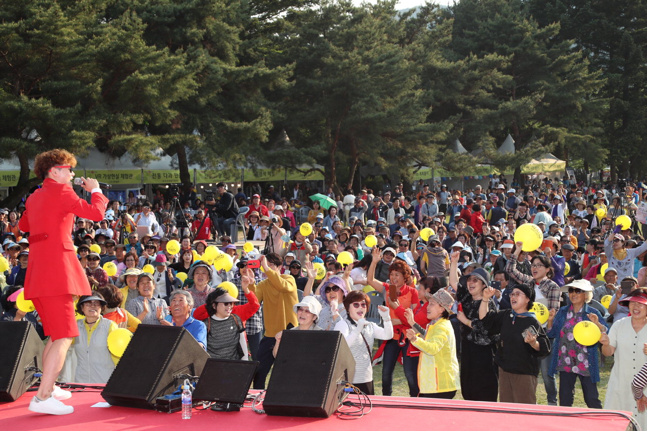'속리축전'을 계승해 올해 처음 개최한 '속리산 신 축제'가 차별화에는 성공적이었다는 평가속에 성료됐다. 사진은 속리산 신축제 축하공연. / 보은군