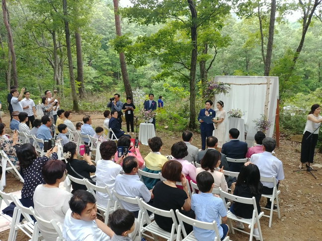지난 25일 대야산자연휴양림(경북 문경)에서 열린 '숲속 결혼식' 모습. / 국립자연휴양림관리소 제공